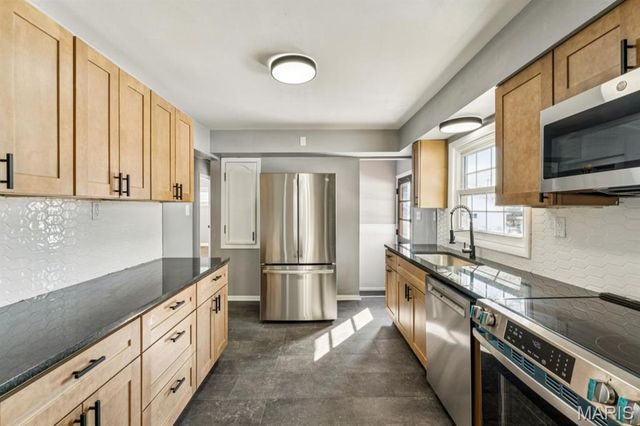 10008 Meadowfield Lane, St Louis, MO 63128