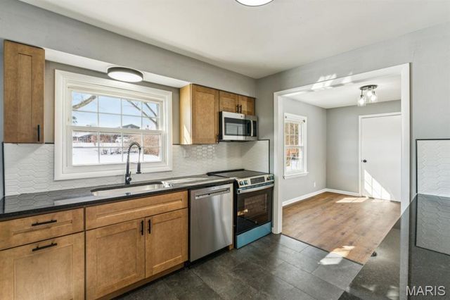 10008 Meadowfield Lane, St Louis, MO 63128