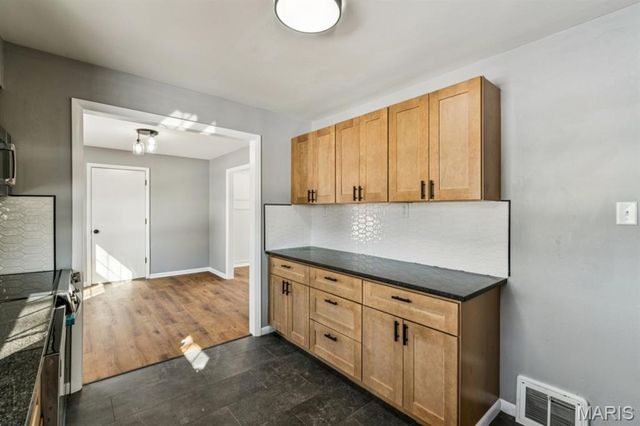 10008 Meadowfield Lane, St Louis, MO 63128