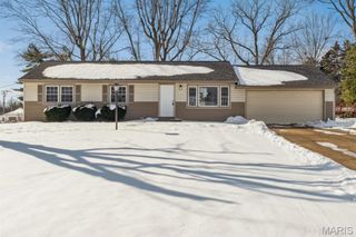 10008 Meadowfield Lane, St Louis, MO 63128