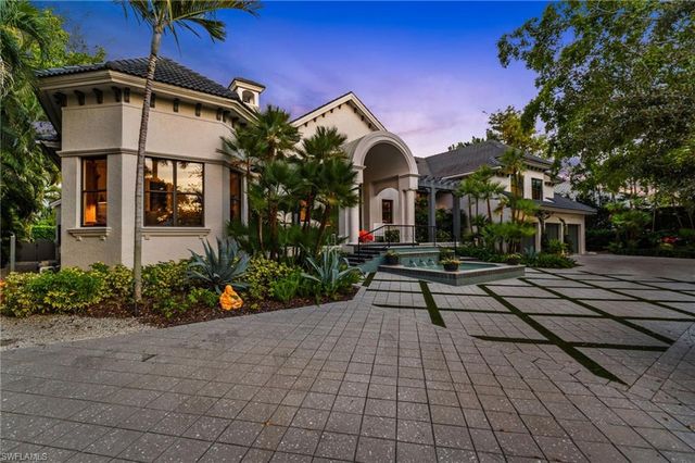 2755 Lantern LN, Naples, FL 34102