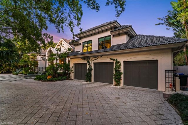 2755 Lantern LN, Naples, FL 34102