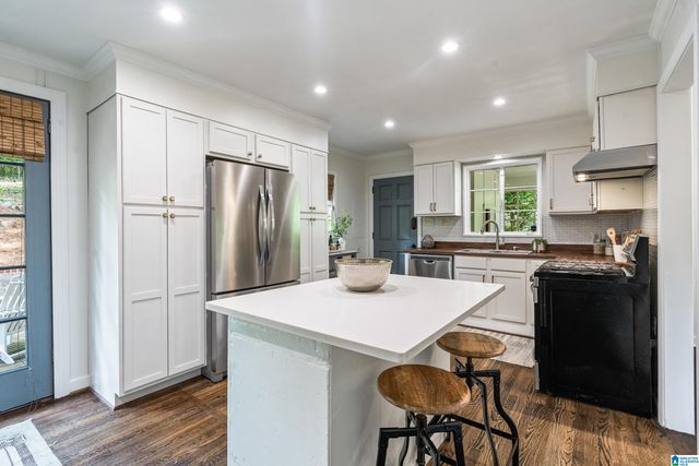 1104 CRESTHILL DRIVE, Birmingham, AL 35213