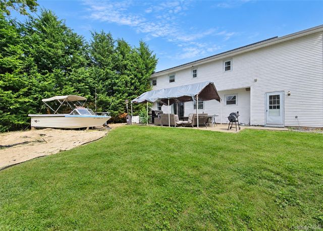 362 Singingwood Drive, Holbrook, NY 11741