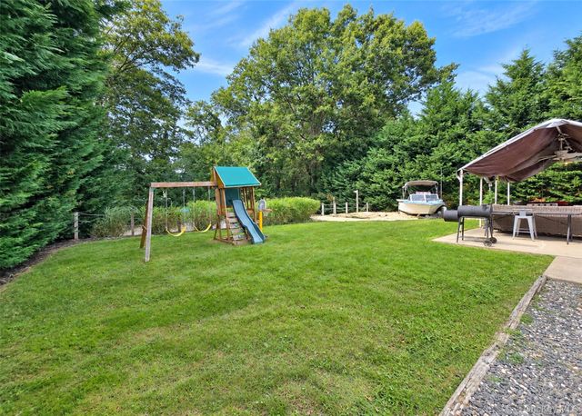 362 Singingwood Drive, Holbrook, NY 11741