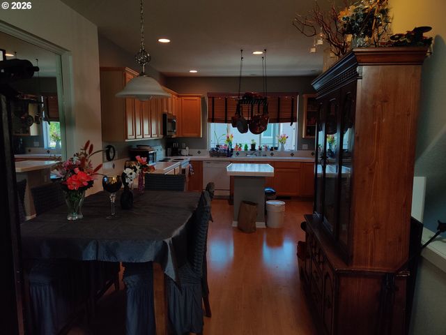 21805 Ne HEARTWOOD Cir, Fairview, OR 97024