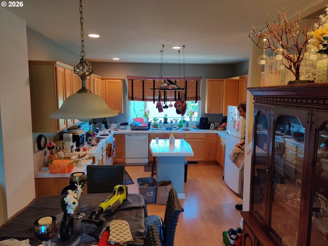 21805 Ne HEARTWOOD Cir, Fairview, OR 97024