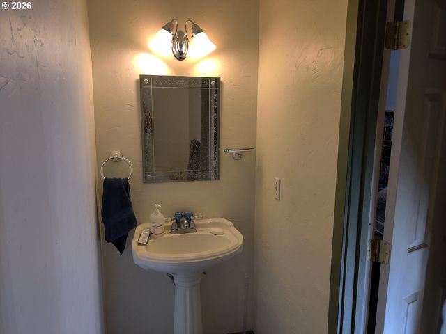 21805 Ne HEARTWOOD Cir, Fairview, OR 97024