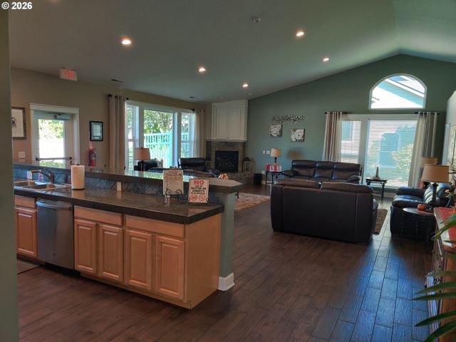 21805 Ne HEARTWOOD Cir, Fairview, OR 97024
