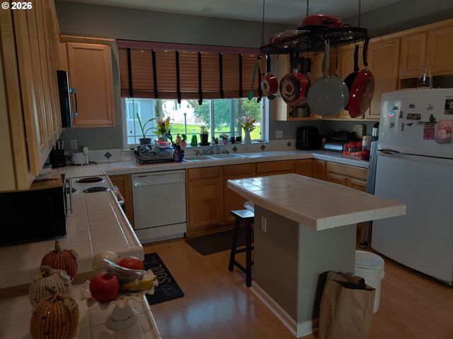 21805 Ne HEARTWOOD Cir, Fairview, OR 97024