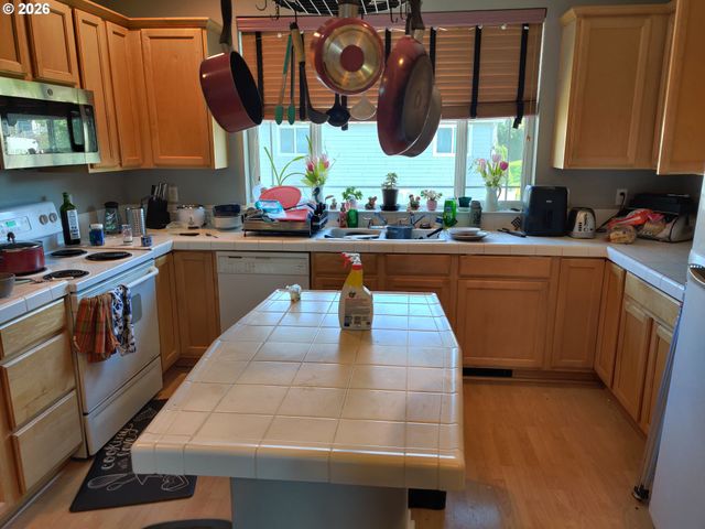21805 Ne HEARTWOOD Cir, Fairview, OR 97024