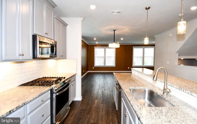 20739 HERON LANDING DR, Sterling, VA 20166