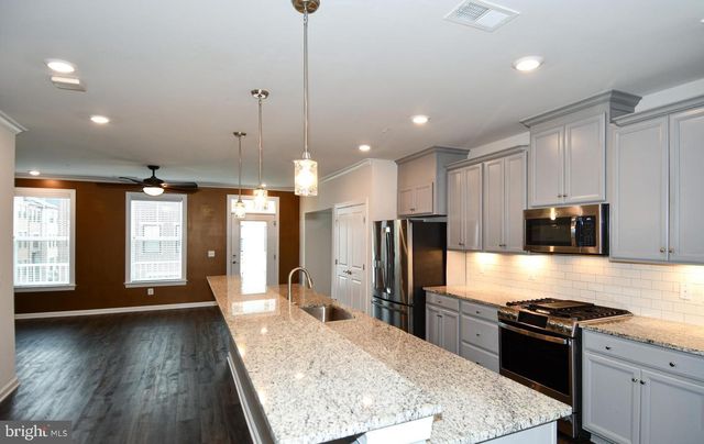 20739 HERON LANDING DR, Sterling, VA 20166