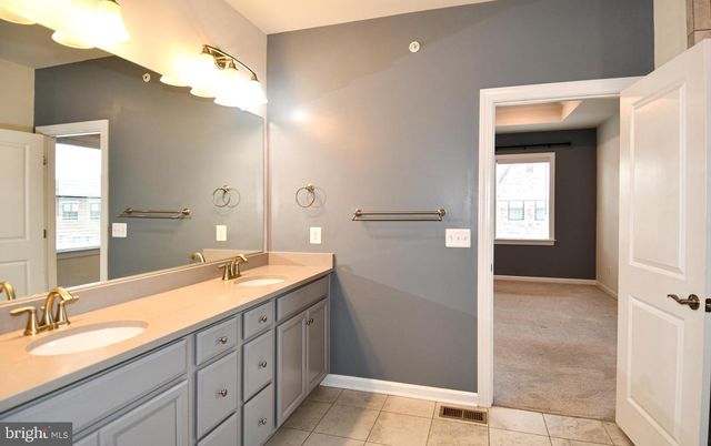 20739 HERON LANDING DR, Sterling, VA 20166