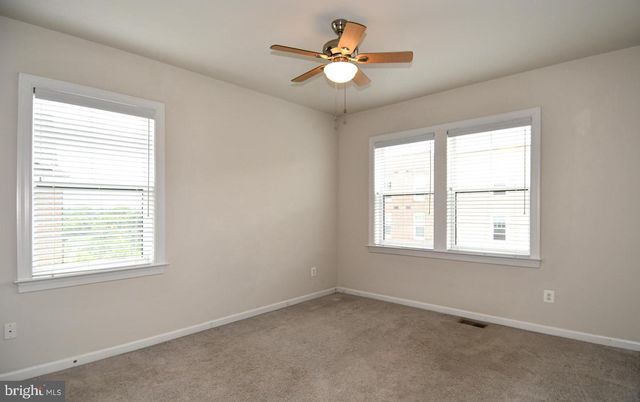 20739 HERON LANDING DR, Sterling, VA 20166