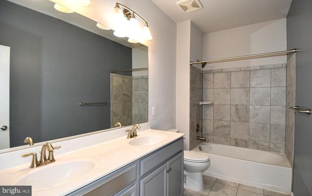 20739 HERON LANDING DR, Sterling, VA 20166