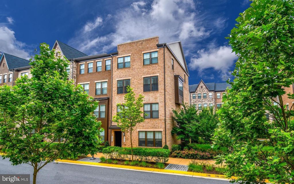20739 HERON LANDING DR, Sterling, VA 20166
