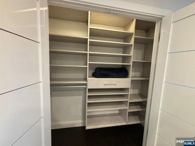 20 Veterans Way, Edgewater, NJ 07020