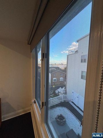 20 Veterans Way, Edgewater, NJ 07020