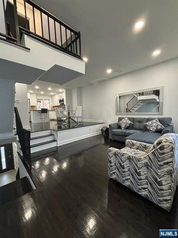 20 Veterans Way, Edgewater, NJ 07020