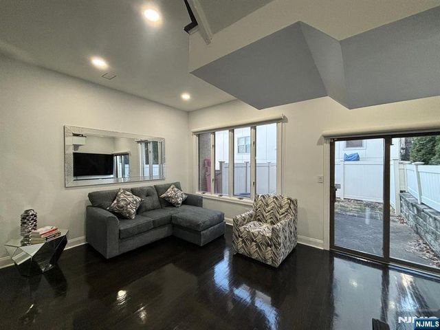 20 Veterans Way, Edgewater, NJ 07020