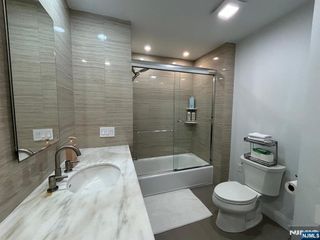 20 Veterans Way, Edgewater, NJ 07020