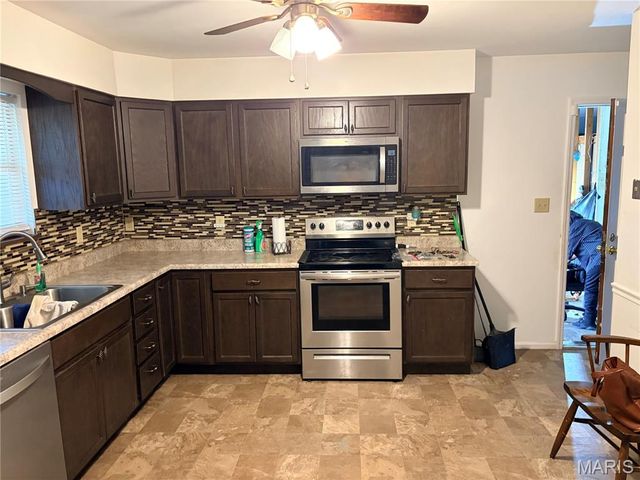 12095 Trampe Heights Lane, St Louis, MO 63138