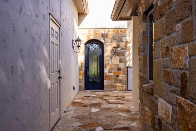 2885 Rock Barn Dr, Kerrville, TX 78028