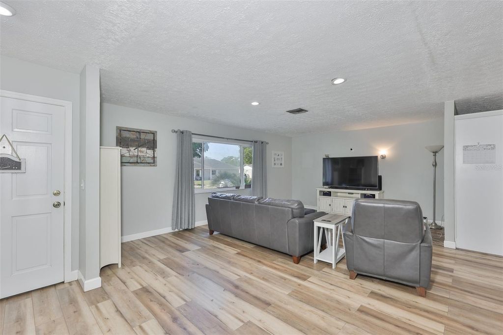 Image 16 of property listing at 116 MARY KAY COURT, Brandon, FL 33511