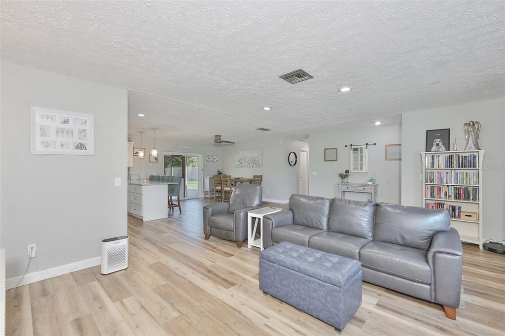 Image 20 of property listing at 116 MARY KAY COURT, Brandon, FL 33511