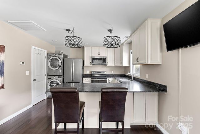 24 Ian River Drive, Asheville, NC 28806