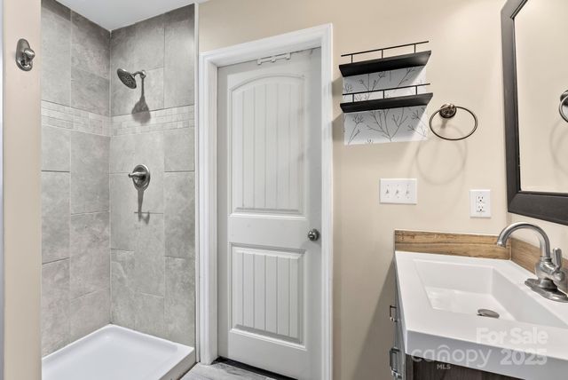 24 Ian River Drive, Asheville, NC 28806