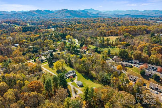 24 Ian River Drive, Asheville, NC 28806