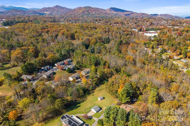 24 Ian River Drive, Asheville, NC 28806