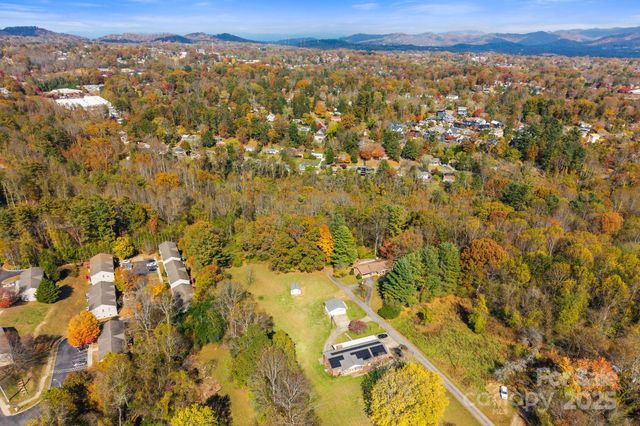 24 Ian River Drive, Asheville, NC 28806