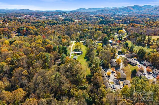 24 Ian River Drive, Asheville, NC 28806