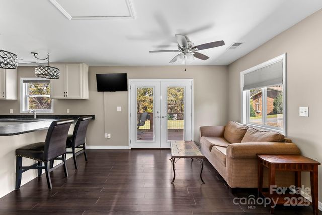 24 Ian River Drive, Asheville, NC 28806