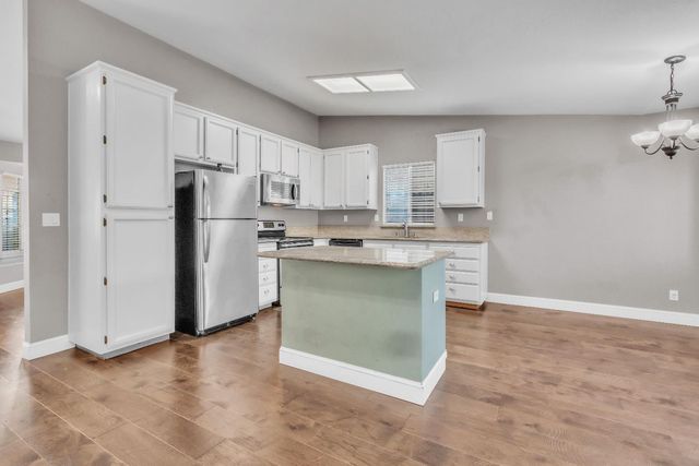 1005 Betsy Ross Dr, Roseville, CA 95747