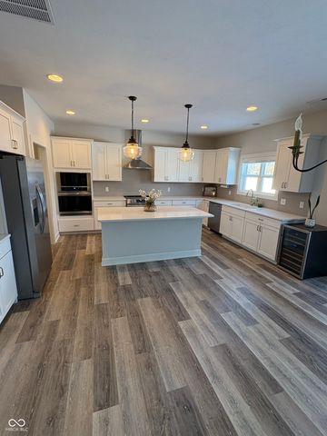 4556 W Lakeway Drive, New Palestine, IN 46163