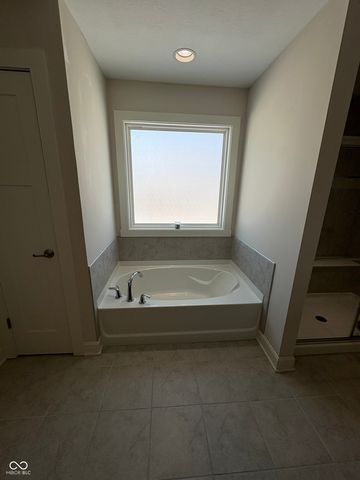 4556 W Lakeway Drive, New Palestine, IN 46163