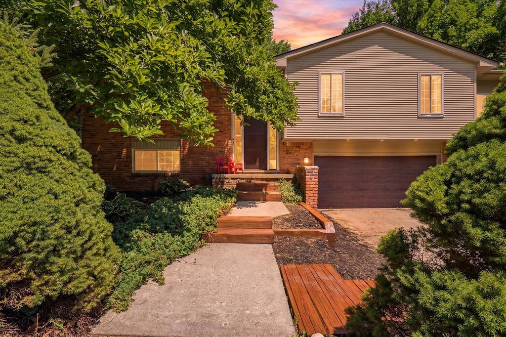 7737 Collingwood Drive, Brighton, MI 48114