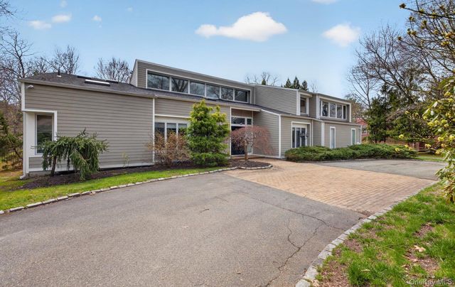 18 Windemere Way, Woodbury, NY 11797