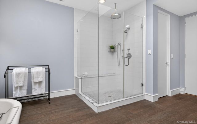 18 Windemere Way, Woodbury, NY 11797