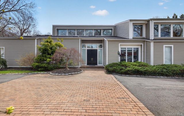 18 Windemere Way, Woodbury, NY 11797