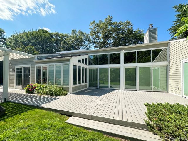 18 Windemere Way, Woodbury, NY 11797