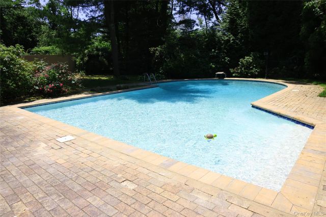 18 Windemere Way, Woodbury, NY 11797