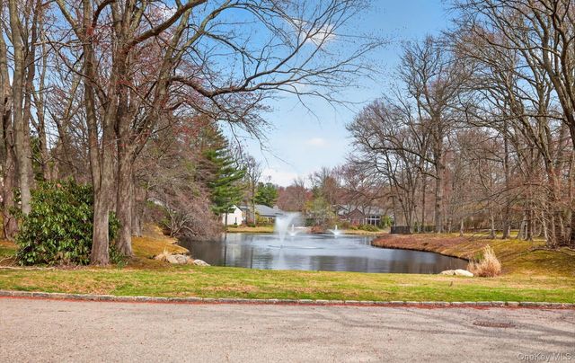 18 Windemere Way, Woodbury, NY 11797