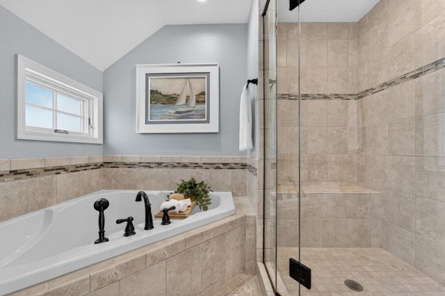 10235 Range Line COURT, Mequon, WI 53092