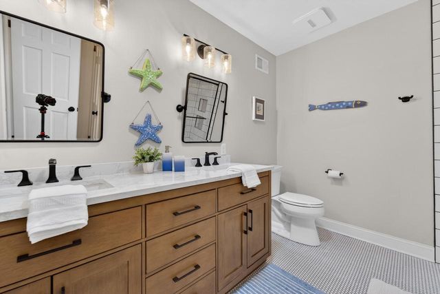 10235 Range Line COURT, Mequon, WI 53092