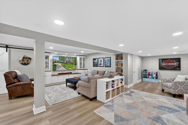 10235 Range Line COURT, Mequon, WI 53092